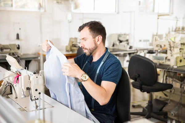 男裁缝检查自己的工作 — 图库照片