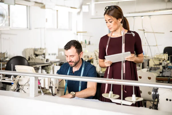 Kvinnliga handledare i en textilfabrik — Stockfoto