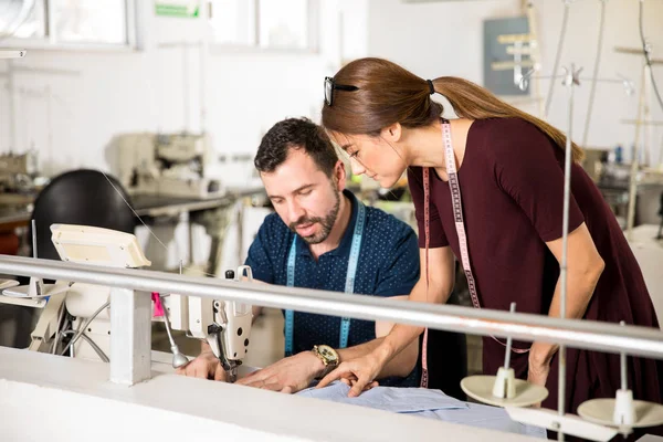 Garante che dà consigli a un sarto — Foto Stock