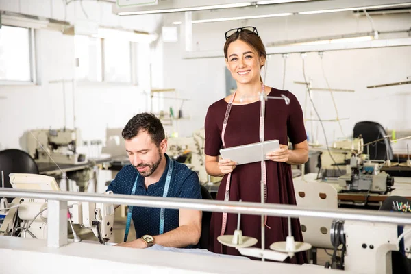 Vackra handledare i en fabrik — Stockfoto