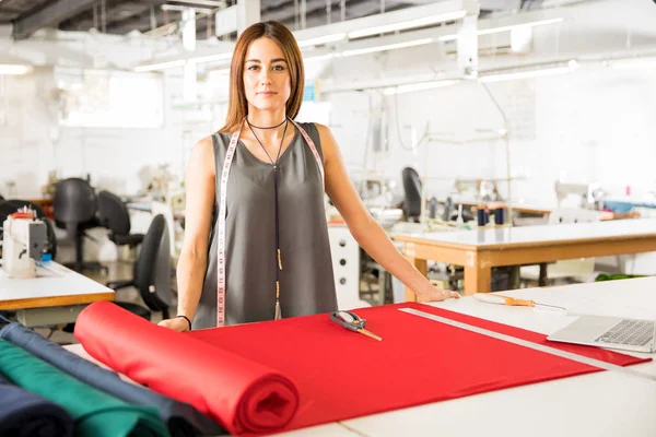 Designer donna in una fabbrica tessile — Foto Stock