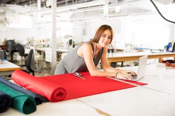 Diseñador creativo haciendo algo de trabajo —  Fotos de Stock