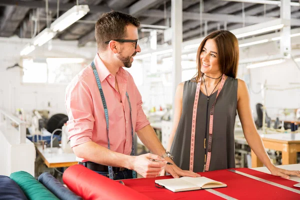 Modeschöpfer genießen ihre Arbeit — Stockfoto