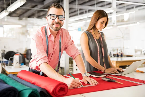 Schöner männlicher Designer bei der Arbeit — Stockfoto