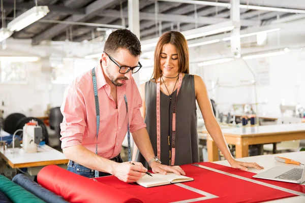 Diseñadores de moda trabajando juntos — Foto de Stock