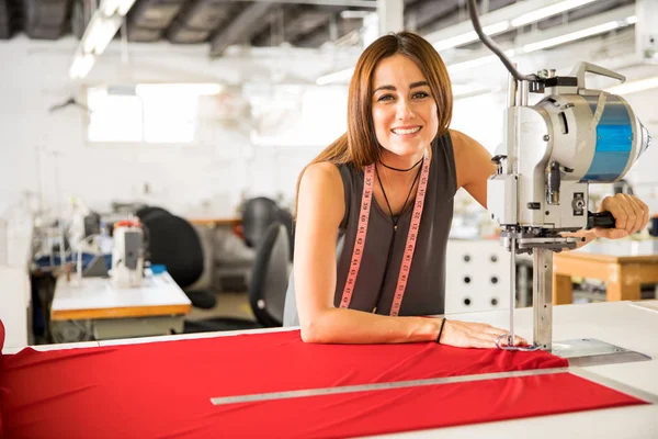 Mujer usando una máquina de corte de tela — Foto de Stock