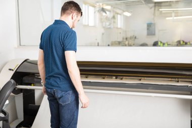 Adam büyük bir çizici yazdırma