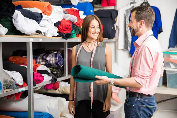 Pareja de diseñadores disfrutando de su trabajo — Foto de Stock