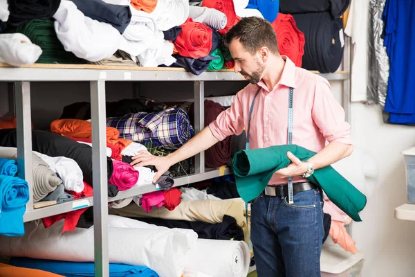 Diseñador mirando diferentes telas — Foto de Stock