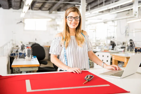 Retrato de un magnífico diseñador de moda — Foto de Stock