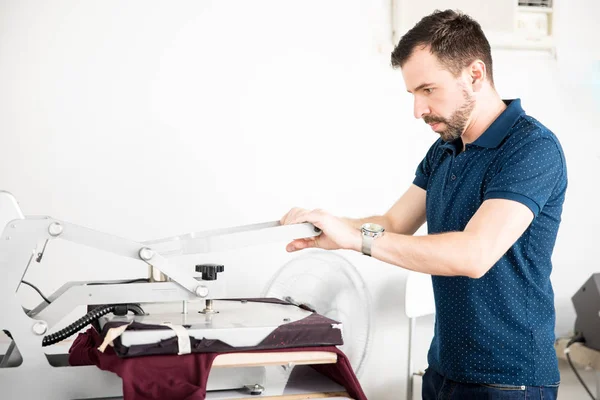 Camisa de homem impressão em uma oficina — Fotografia de Stock