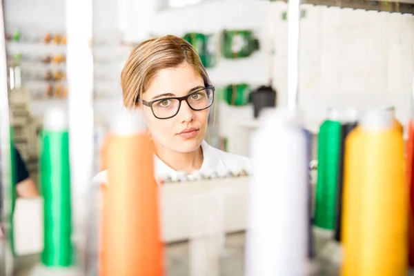 Femme mignonne travaillant dans une usine textile — Photo