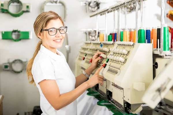 Setting up threads in an embroidery machine — Stock Photo, Image