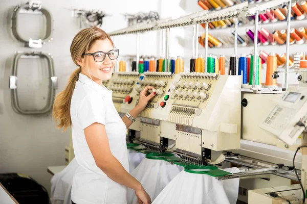 Γυναίκα που εργάζεται σε ένα εργοστάσιο κλωστοϋφαντουργίας — Φωτογραφία Αρχείου