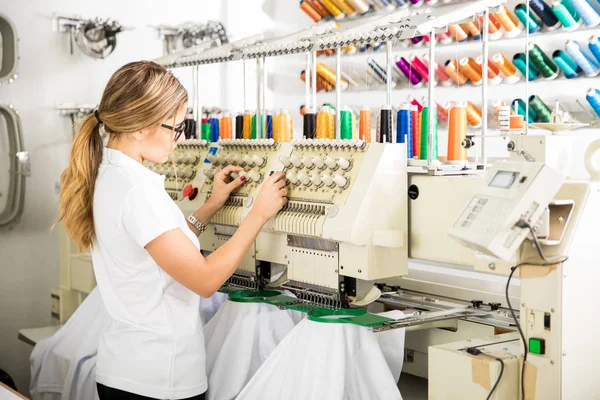 Preparação do bordado máquina para trabalho — Fotografia de Stock