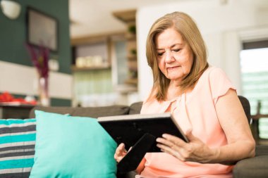 Latince yetişkin fotoğraf çerçevesi holding 