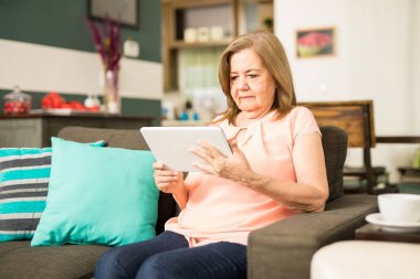 Büyükanne izlerken komik video 