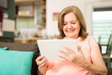 Büyükanne izlerken komik video 