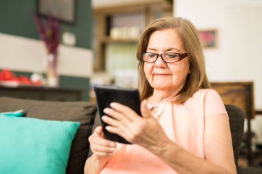 Gözlüklü kadın eBook okumak için 