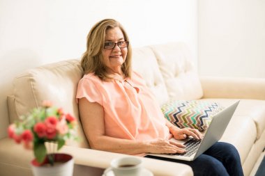 Yetişkin anne bilgisayara yazma  