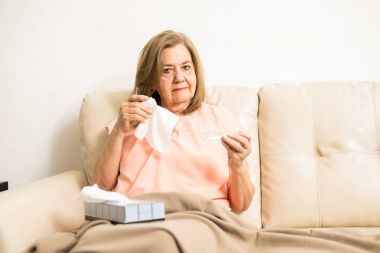 Yaşlı bayan holding doku 