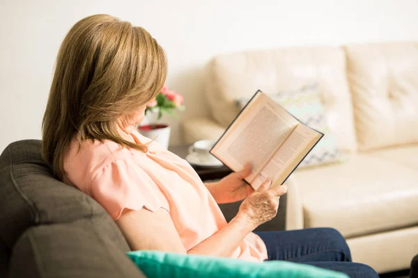 Aînée femme appréciant son temps de lecture — Photo