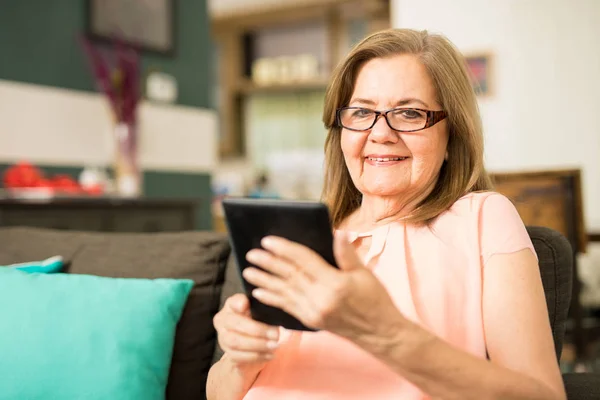 Женщина в очках для чтения электронной книги — стоковое фото
