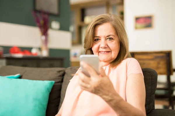 Nenek Latin menggunakan smartphone — Stok Foto