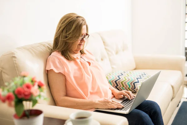 Adult mom writing on computer — Stock Photo, Image