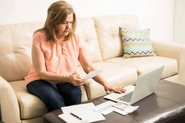 Γυναίκα που κάνει τους φόρους σε φορητό υπολογιστή — Φωτογραφία Αρχείου