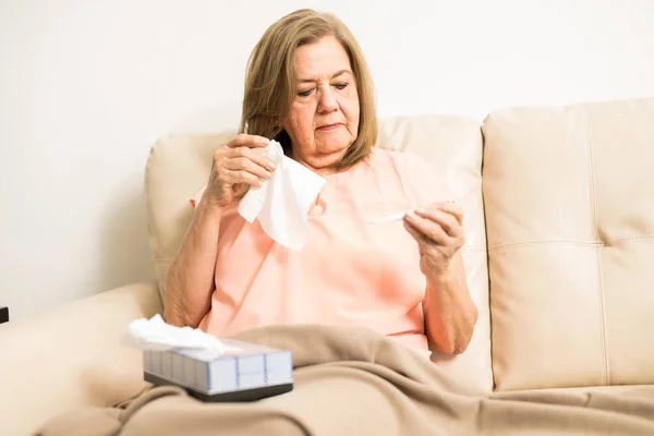 Signora anziana che tiene il tessuto — Foto Stock