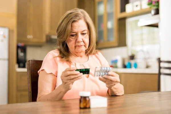 Adult woman looking pills — Stock Photo, Image
