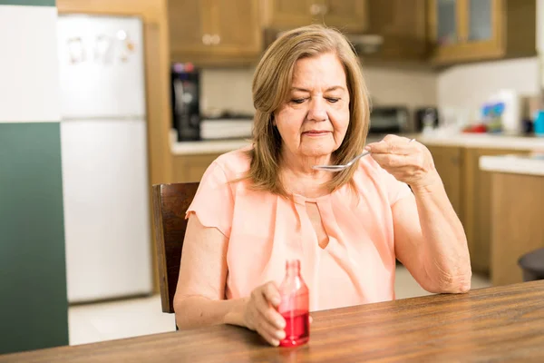 Señora tomando cuchara de dolor —  Fotos de Stock