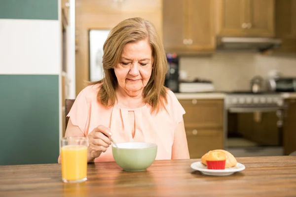 Wanita tua makan sarapannya — Stok Foto