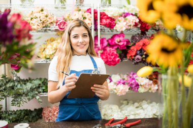 Onun atölyesinde bir denetim listesi kullanarak çiçekçi