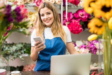Çiçek dükkanı sahibi teknolojisini kullanarak