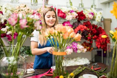 Çiçekçi Çiçek arragement üzerinde çalışma