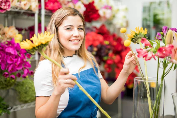 Флористичний працівник створює нову квіткову концепцію — стокове фото