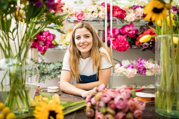 Bir çiçekçi dükkanı mutlu kadın işçi — Stok fotoğraf