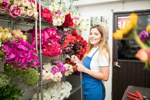 Majitel obchodu květina s kontrolní — Stock fotografie