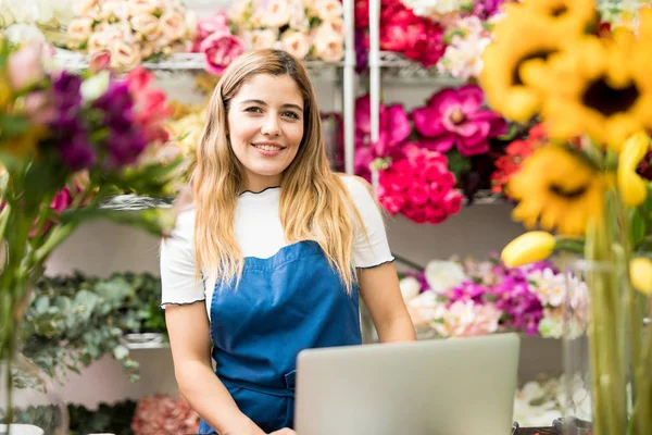 Hermosa floristería usando tecnología —  Fotos de Stock