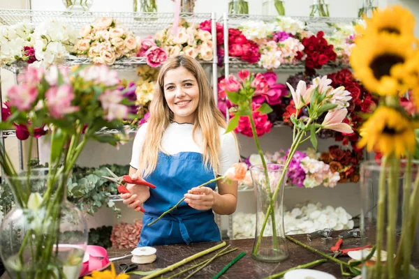Female florist working on a flower arrangement — Stock Photo, Image