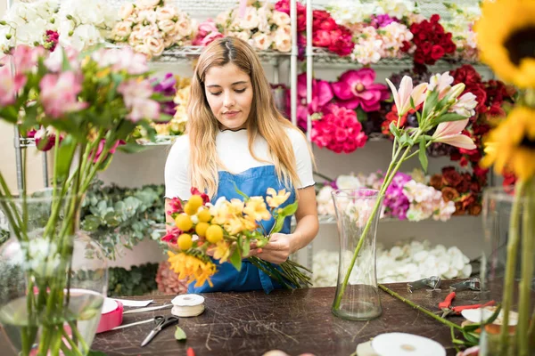 Fiorista donna progettazione di un mazzo di fiori — Foto Stock