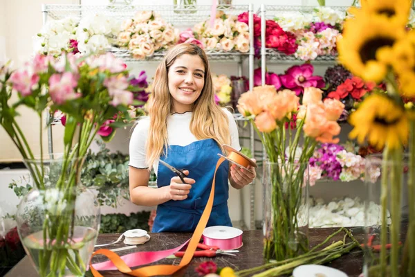 Trabajador feliz rodeado de flores —  Fotos de Stock