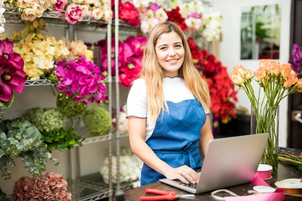 彼女のコンピューターの研究をやっている花屋 — ストック写真