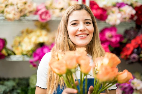 Жінка працює в квітковому магазині — стокове фото