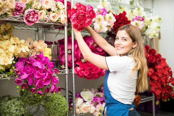 Lavoratrice che organizza fiori artificiali — Foto Stock