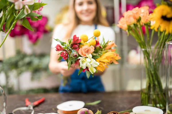 Blomma arbetare visar henne färdig bukett — Stockfoto