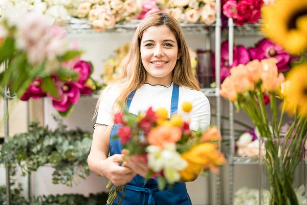 Cute flower expert showing a bouquet — Stock Photo, Image