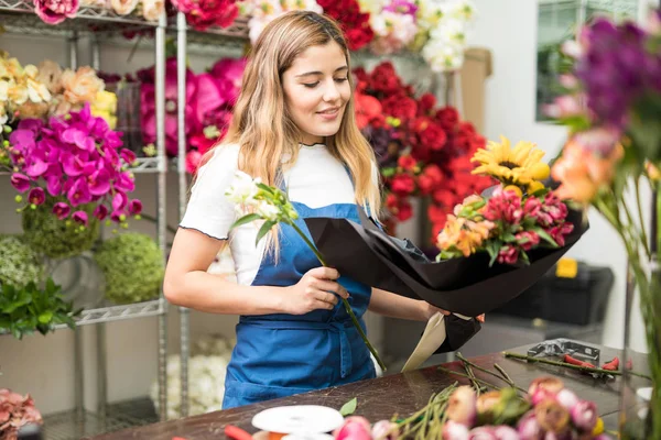 Kwiat sklep pracownik wykorzystuje swoje twórcze umiejętności — Zdjęcie stockowe